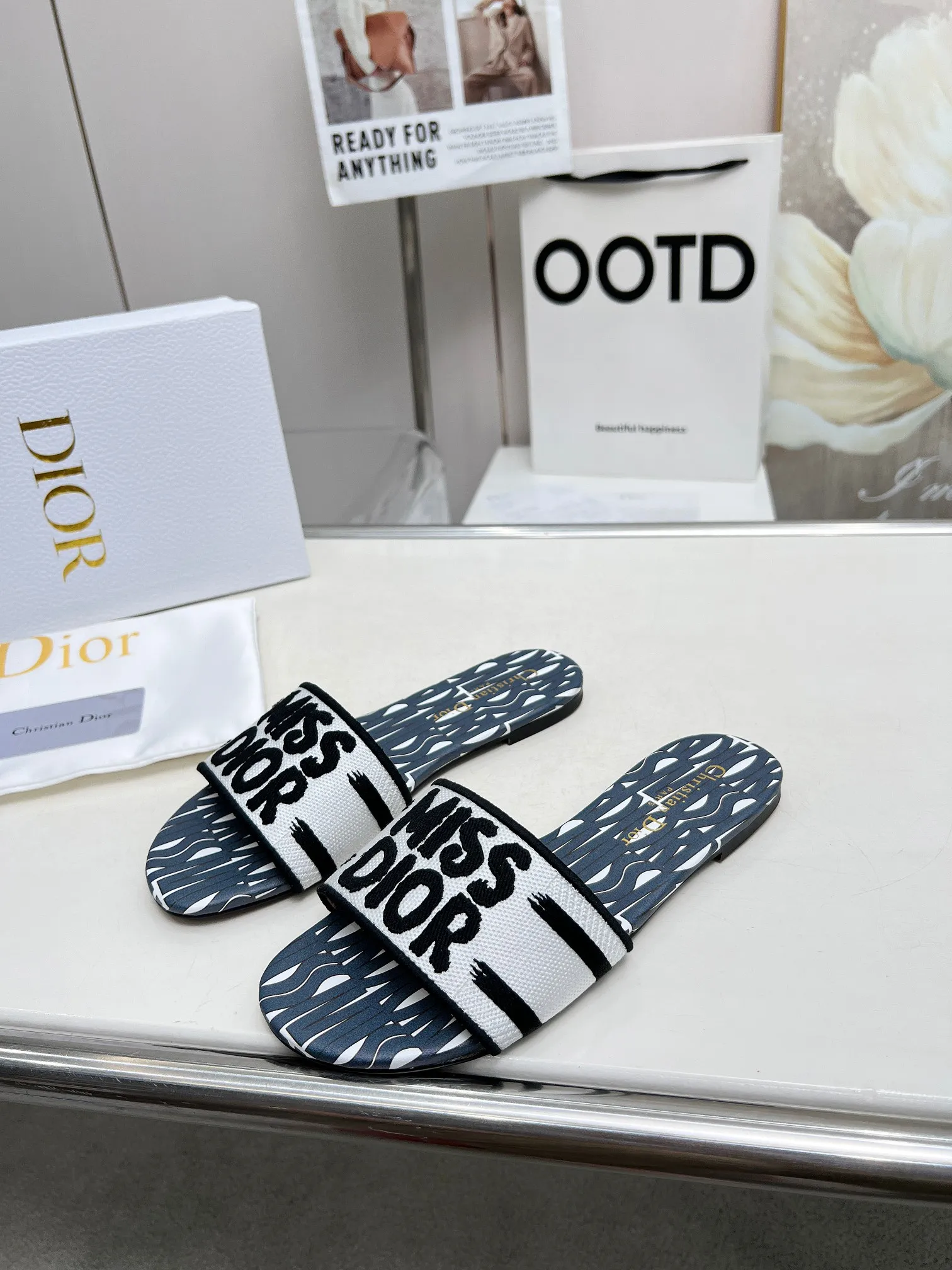 👟👟Ex-factory price 300👟👟 •Dior women's presbyopic embroidered leather-soled slippers Christian Dior has always been synonymous with magnificence and elegance, and has always been at the top of the fashion world👍 What is particularly worth mentioning is: the embroidered ✨ pattern on the sole, which reproduces one of the cherished symbols of Christian Dior✅More than a hundred colors to choose from ◽️️Upper: selected top-quality embroidered cotton ◽️Inner lining: imported sheepskin ◽Number 35-40 (41.42.43 customized)